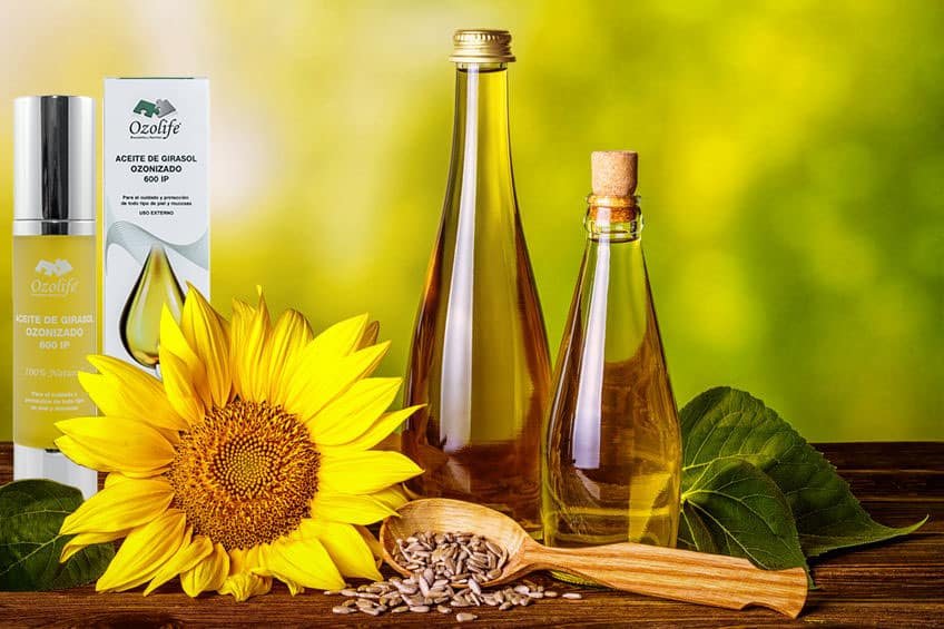 Aceite de girasol ozonizado OzoLife sobre fondo natural