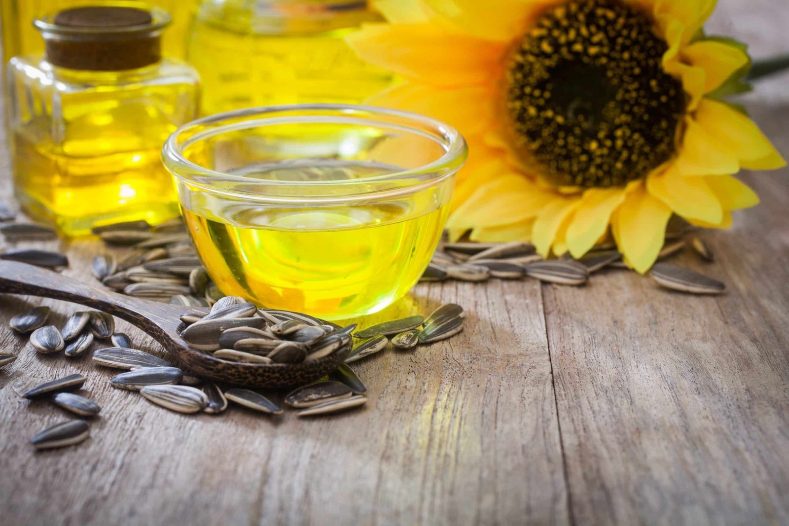 Aceite de girasol ozonizado OzoLife en frasco sobre mesa